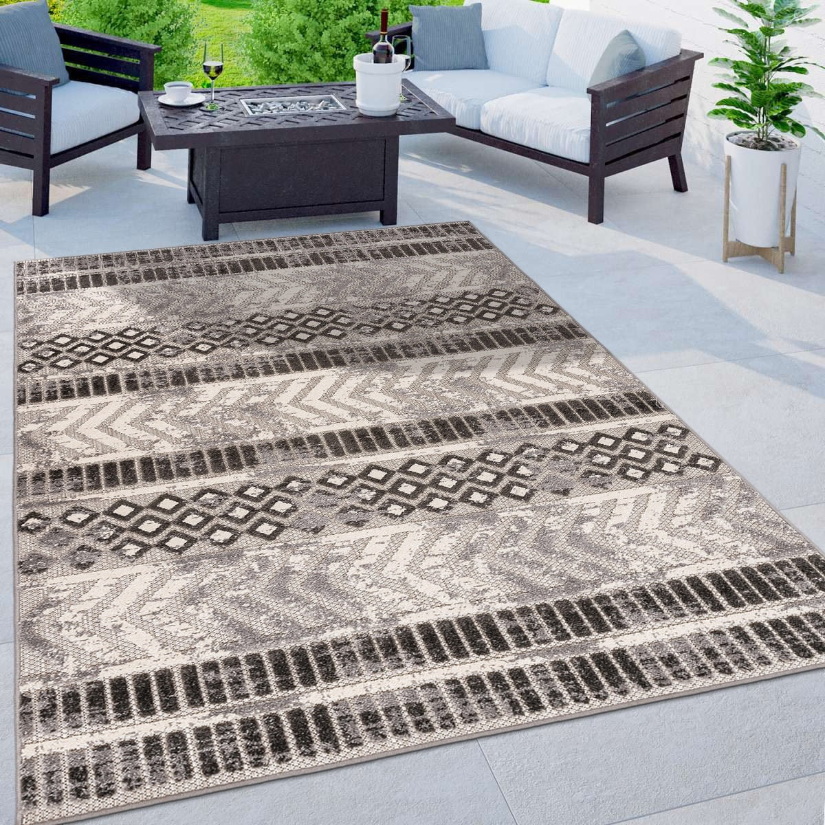 World Rug Gallery Distressed Geometric Indoor/Outdoor Area Rug