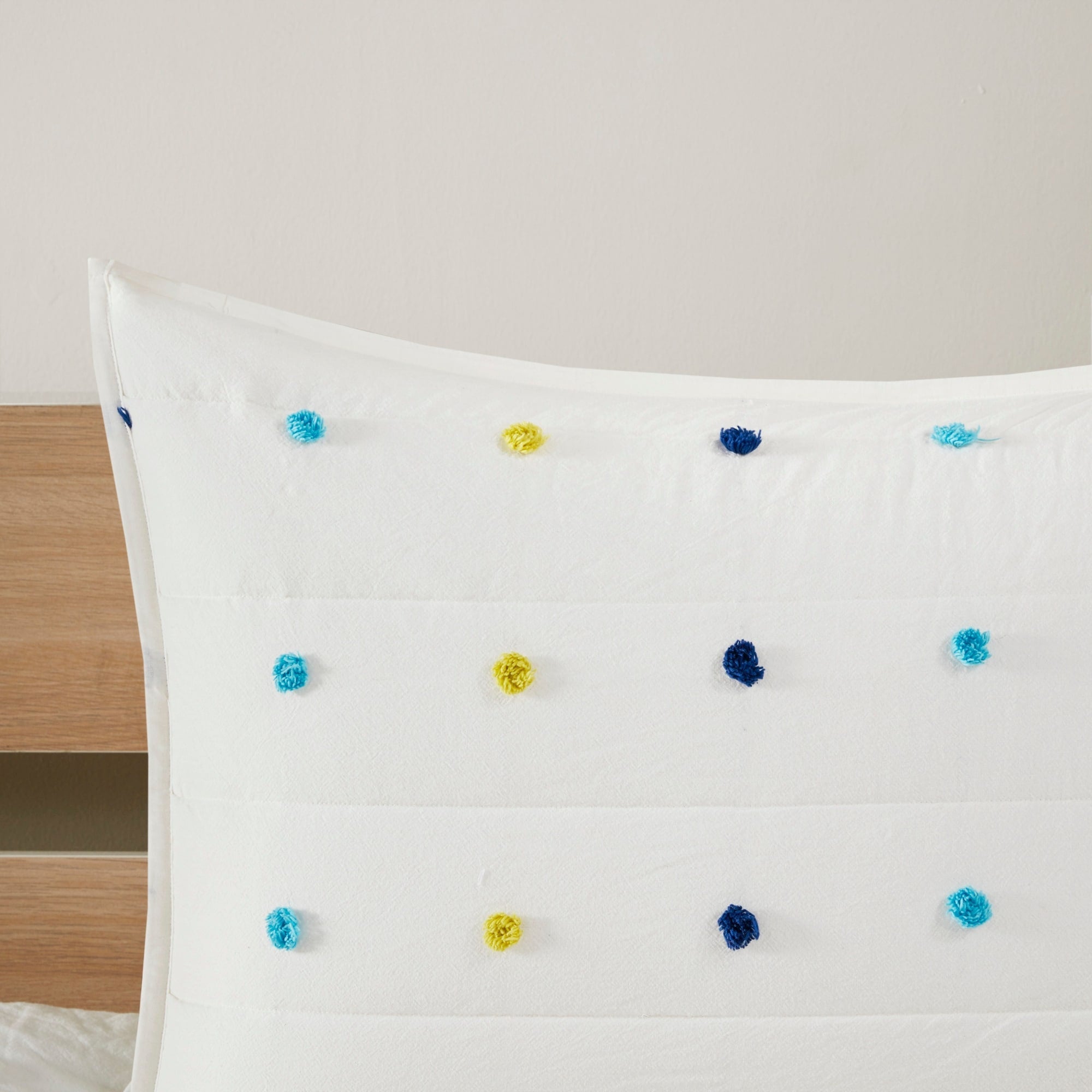 Intelligent Design Kids Ensley Pom Pom Cotton Jacquard Quilt Set with Throw Pillows