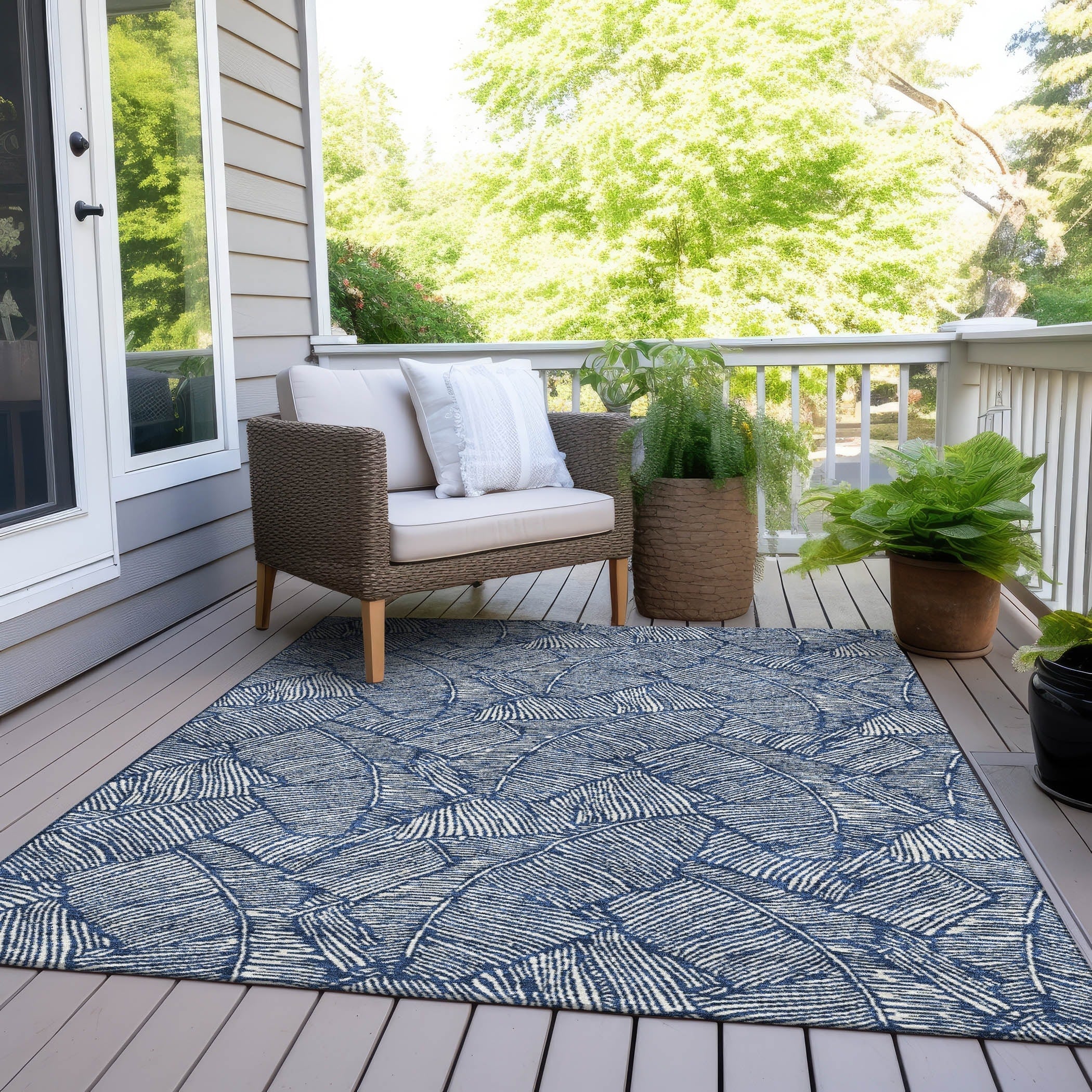 Machine Washable Indoor/ Outdoor Chantille Tropical Palm Rug