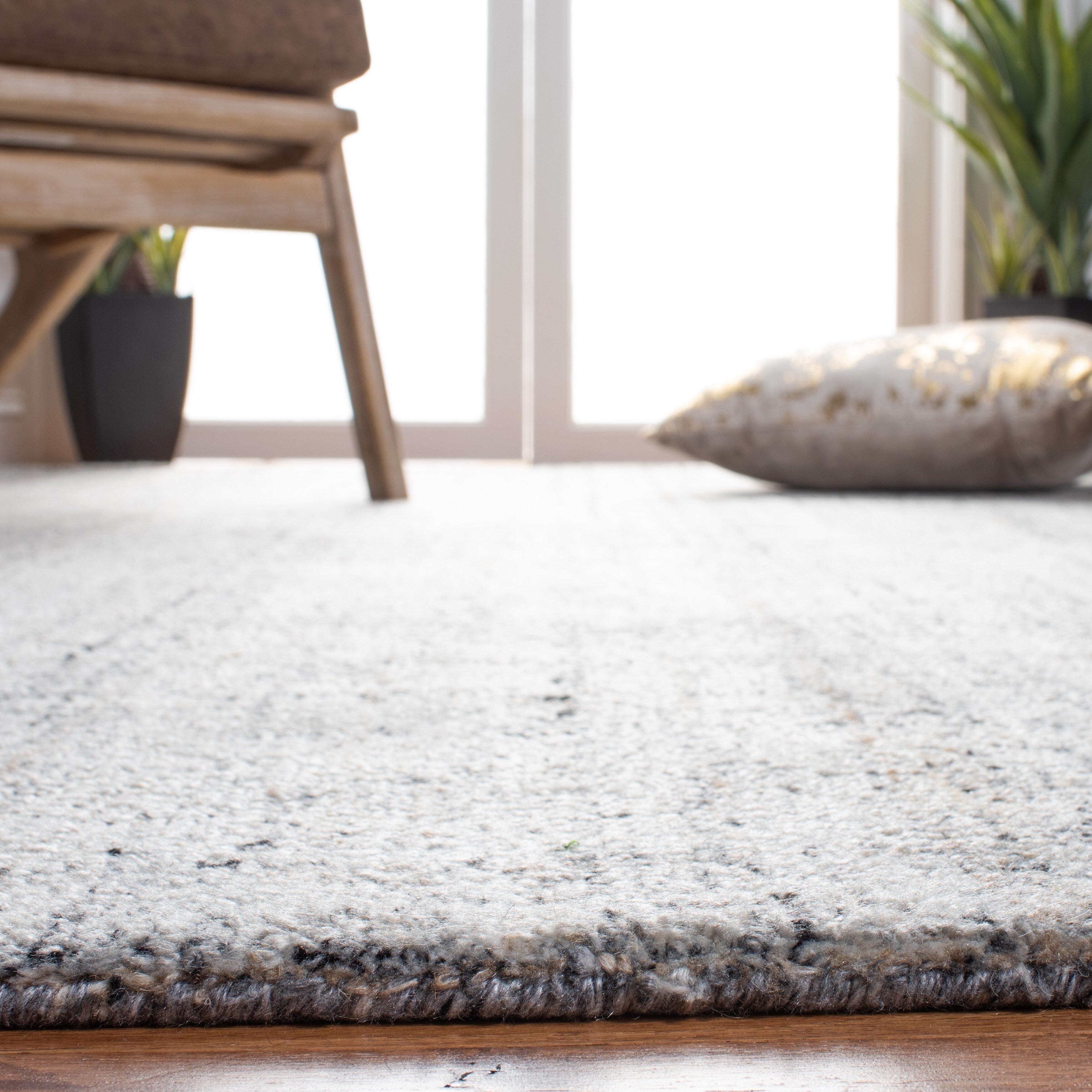 SAFAVIEH Handmade Abstract Coraly Modern Viscose Rug