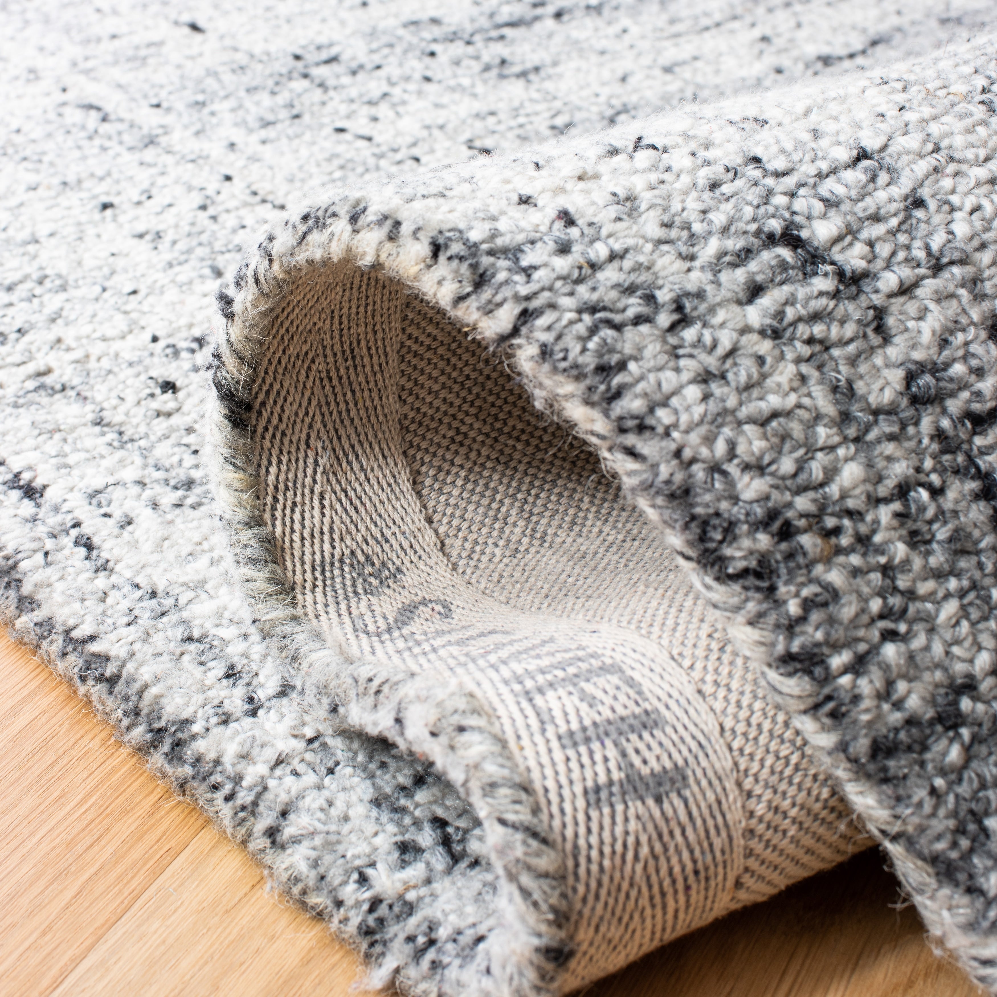 SAFAVIEH Handmade Abstract Coraly Modern Viscose Rug