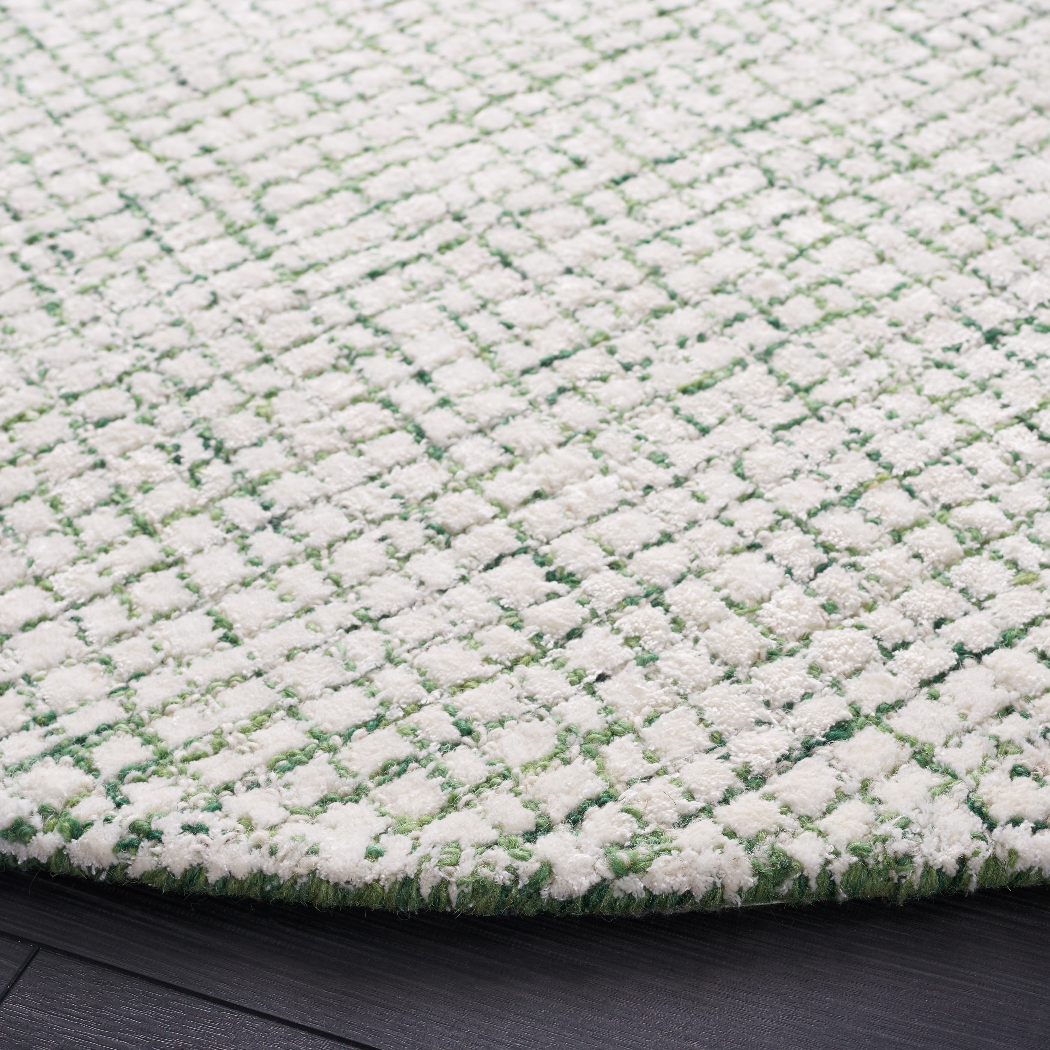 SAFAVIEH Handmade Abstract Marikka Modern Viscose Rug