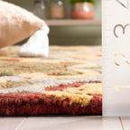 SAFAVIEH Handmade Blossom Porzia Floral Wool Rug