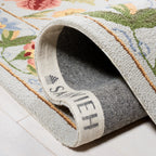 SAFAVIEH Handmade Chelsea Yauhenia French Country Floral Wool Rug