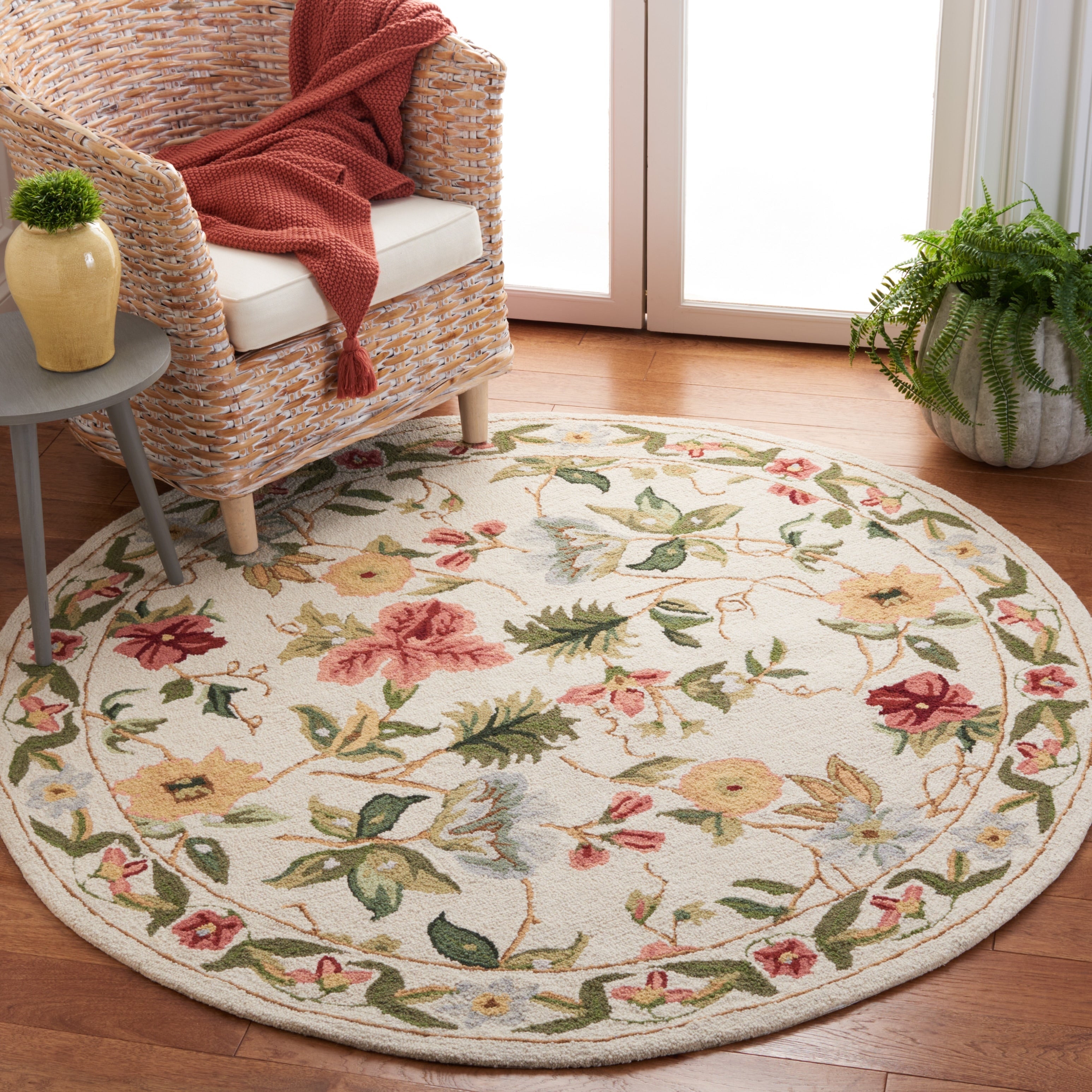 SAFAVIEH Handmade Chelsea Yauhenia French Country Floral Wool Rug