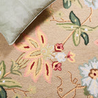 SAFAVIEH Handmade Chelsea Yauhenia French Country Floral Wool Rug