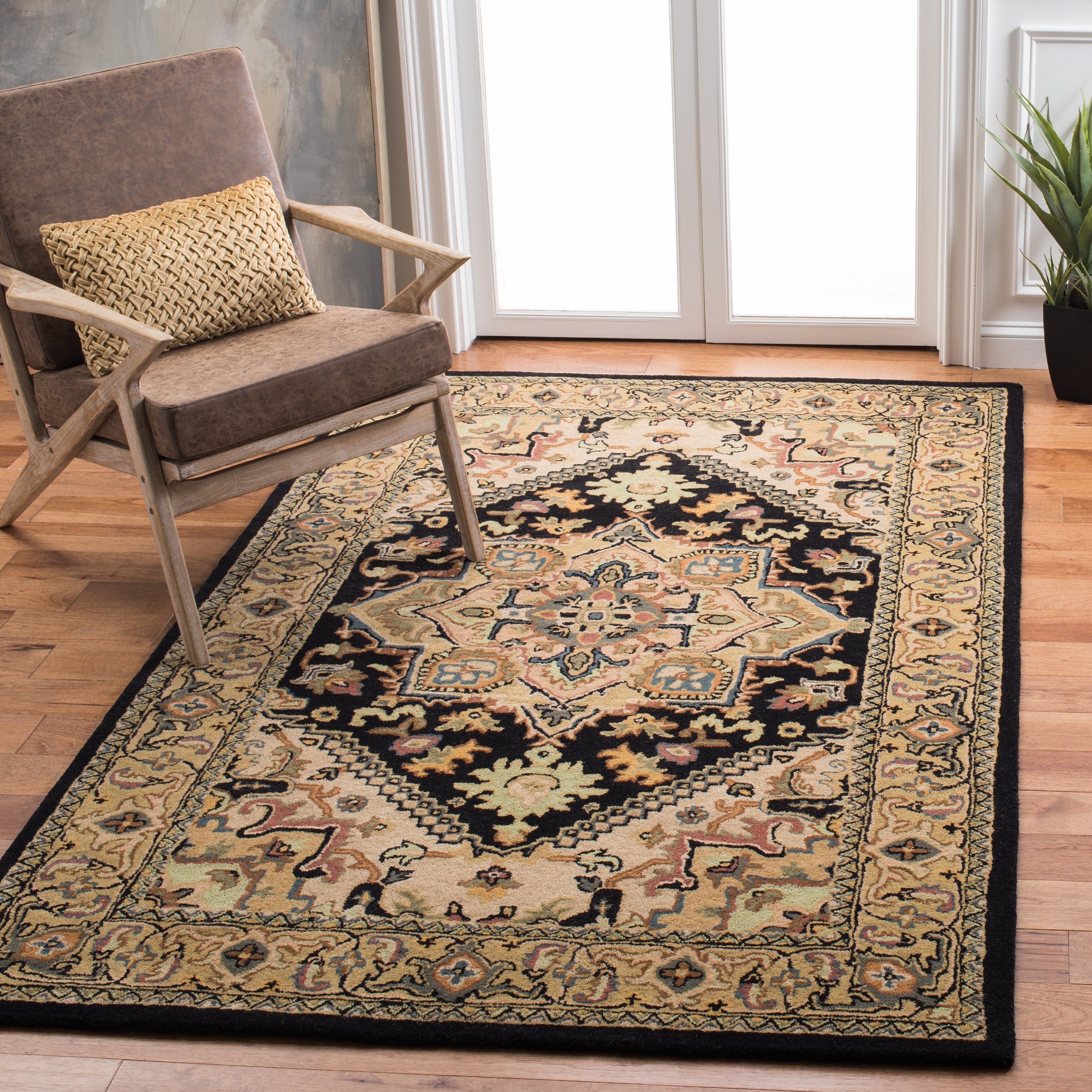 SAFAVIEH Handmade Heritage Carrol Traditional Oriental Wool Rug