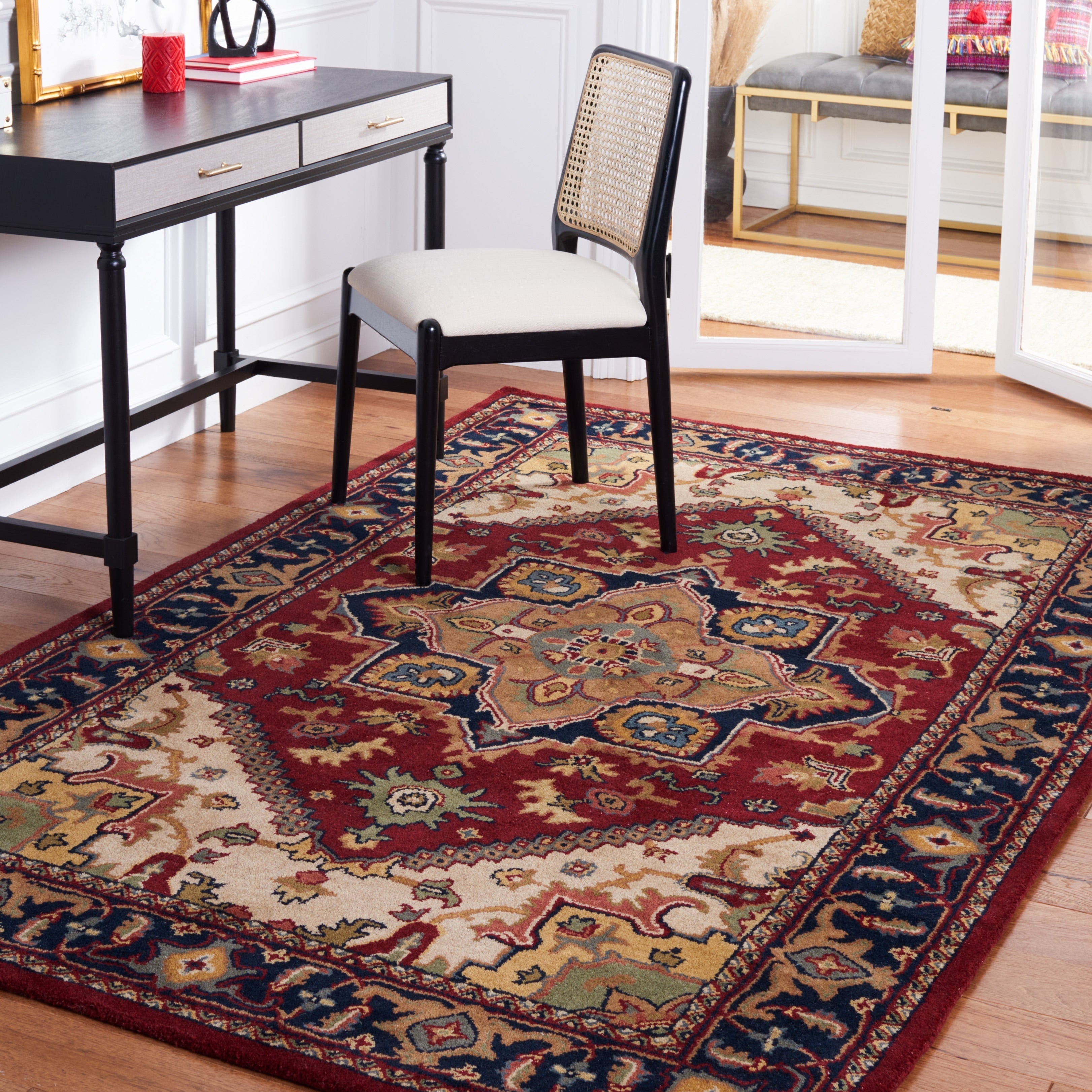 SAFAVIEH Handmade Heritage Carrol Traditional Oriental Wool Rug