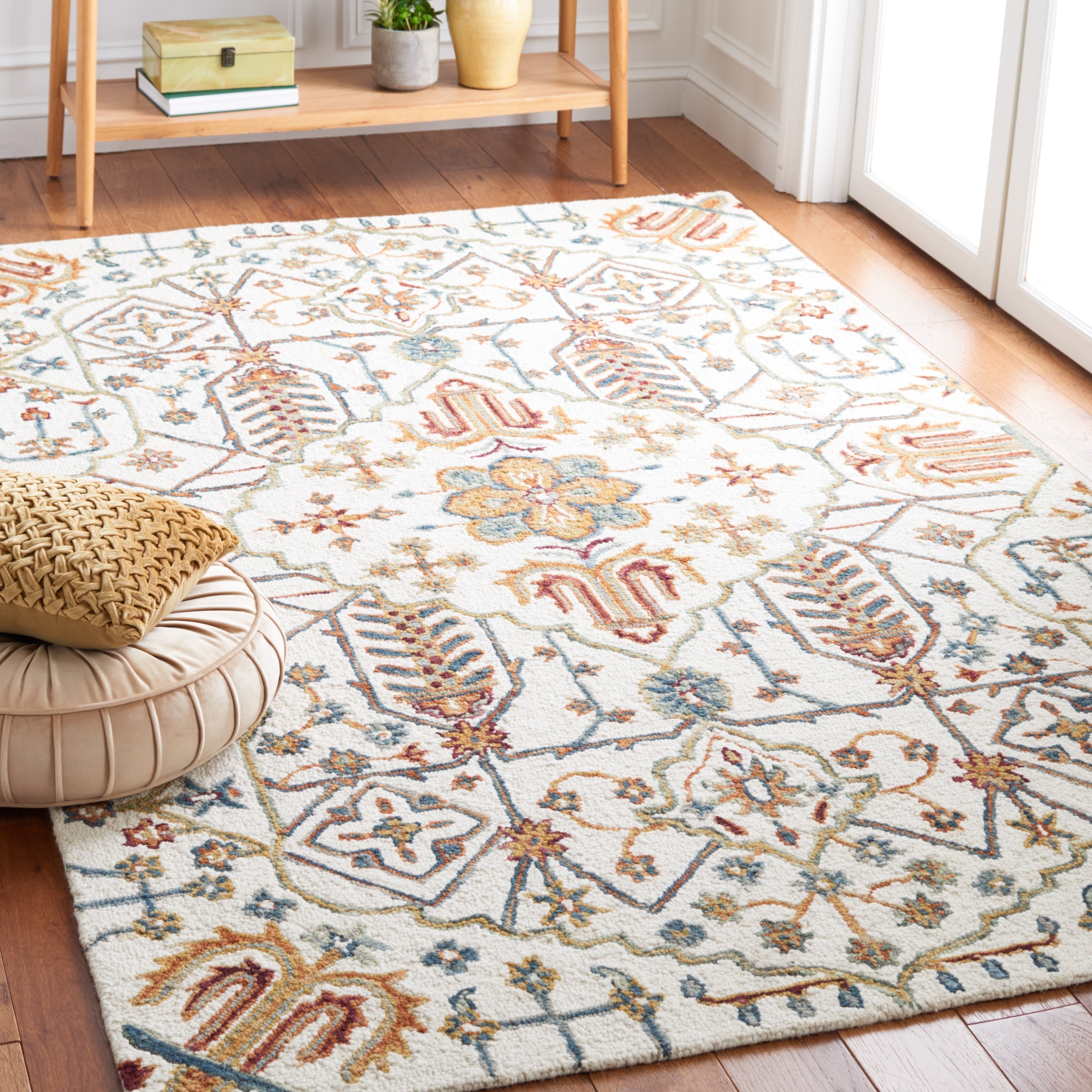 SAFAVIEH Handmade Heritage Snjolaug Floral Wool Rug