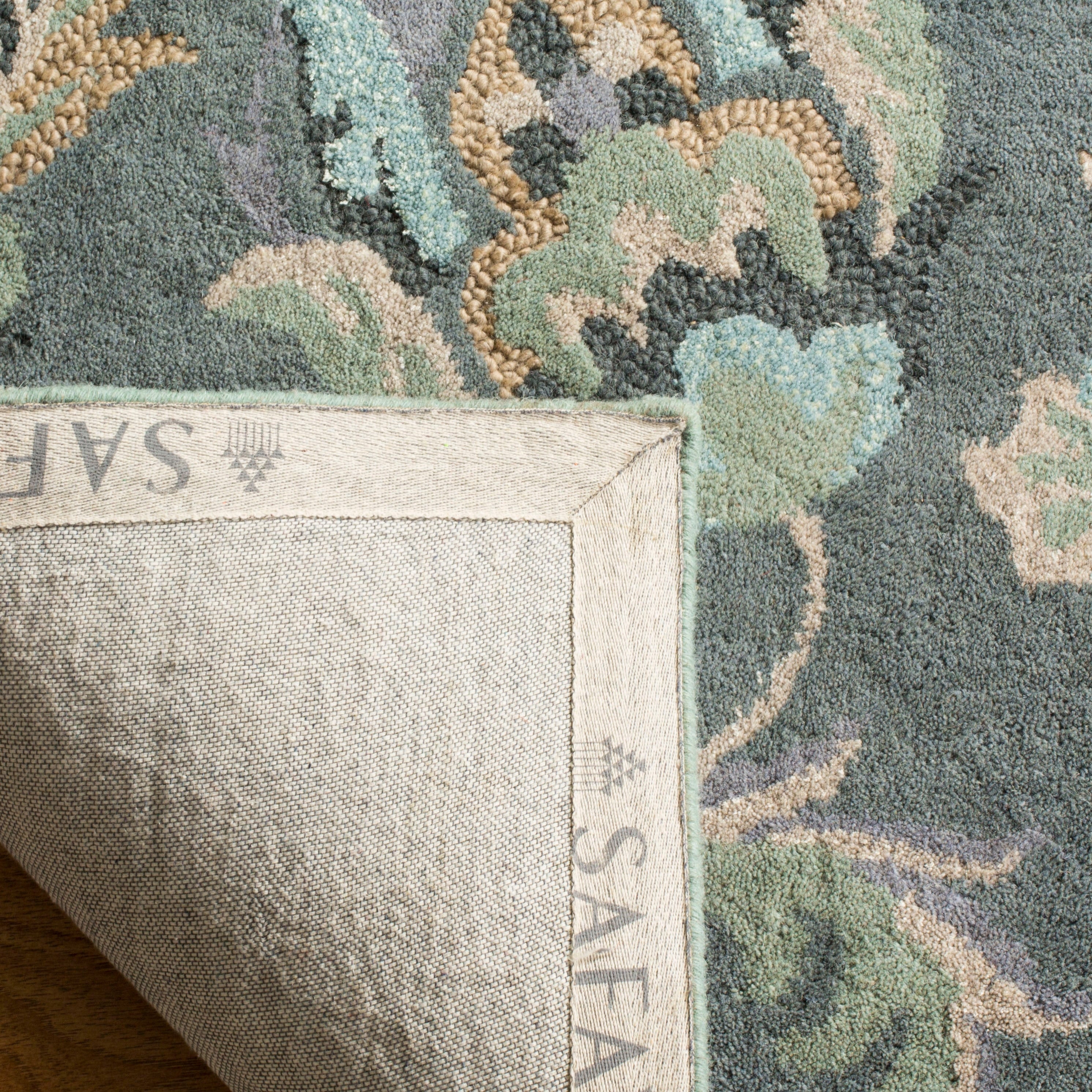 SAFAVIEH Handmade Jardin Aase Country Floral Wool Rug