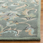 SAFAVIEH Handmade Jardin Aase Country Floral Wool Rug
