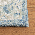 SAFAVIEH Handmade Micro-Loop Gulseven Medallion Wool Rug