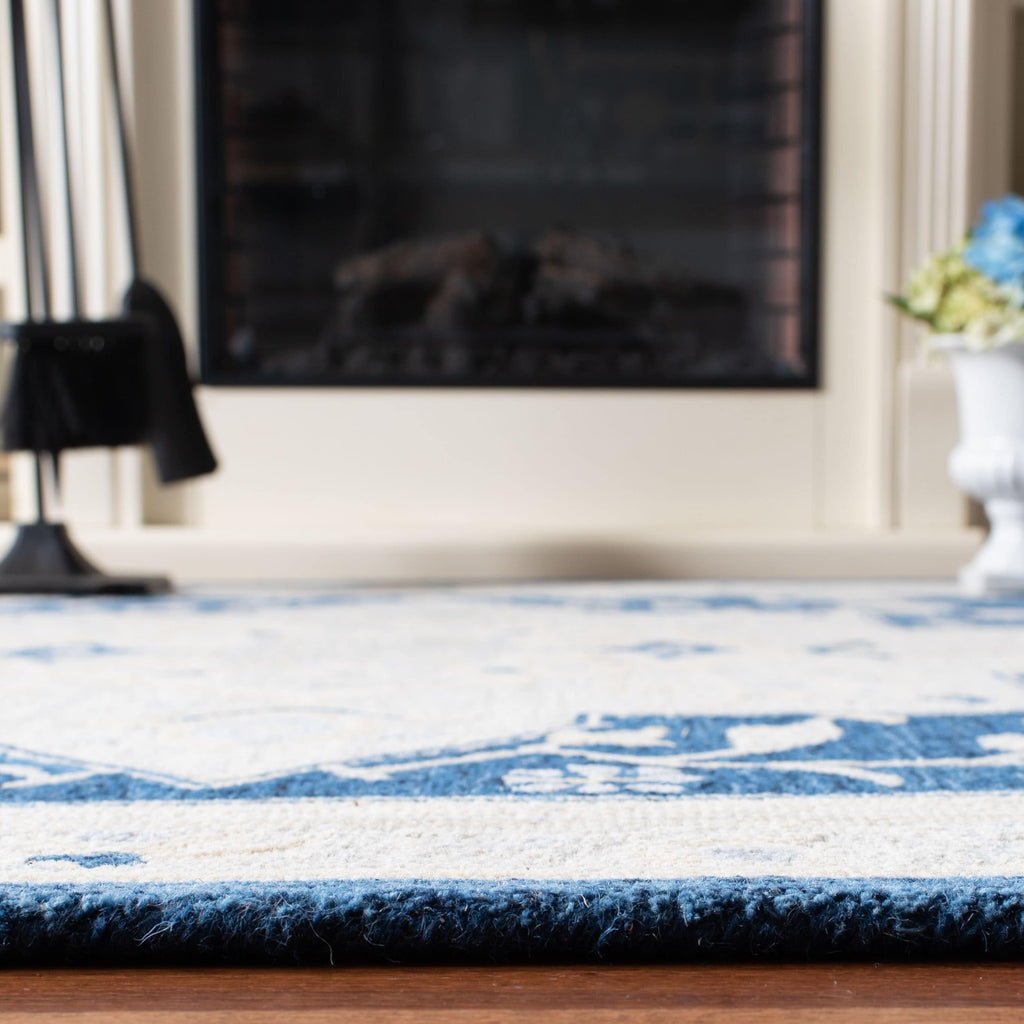 SAFAVIEH Handmade Micro-Loop Selveta Wool Rug