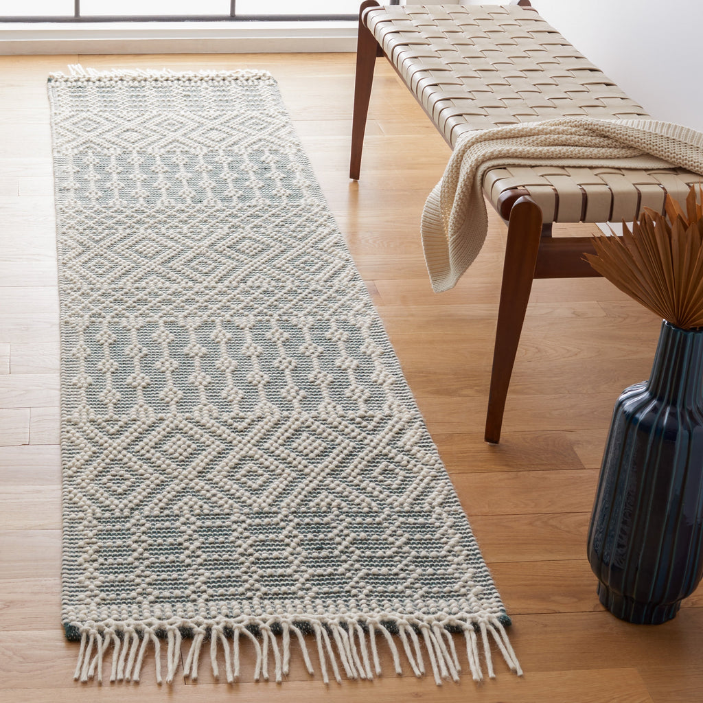 SAFAVIEH Handmade Natura Estel Wool Fringe Rug