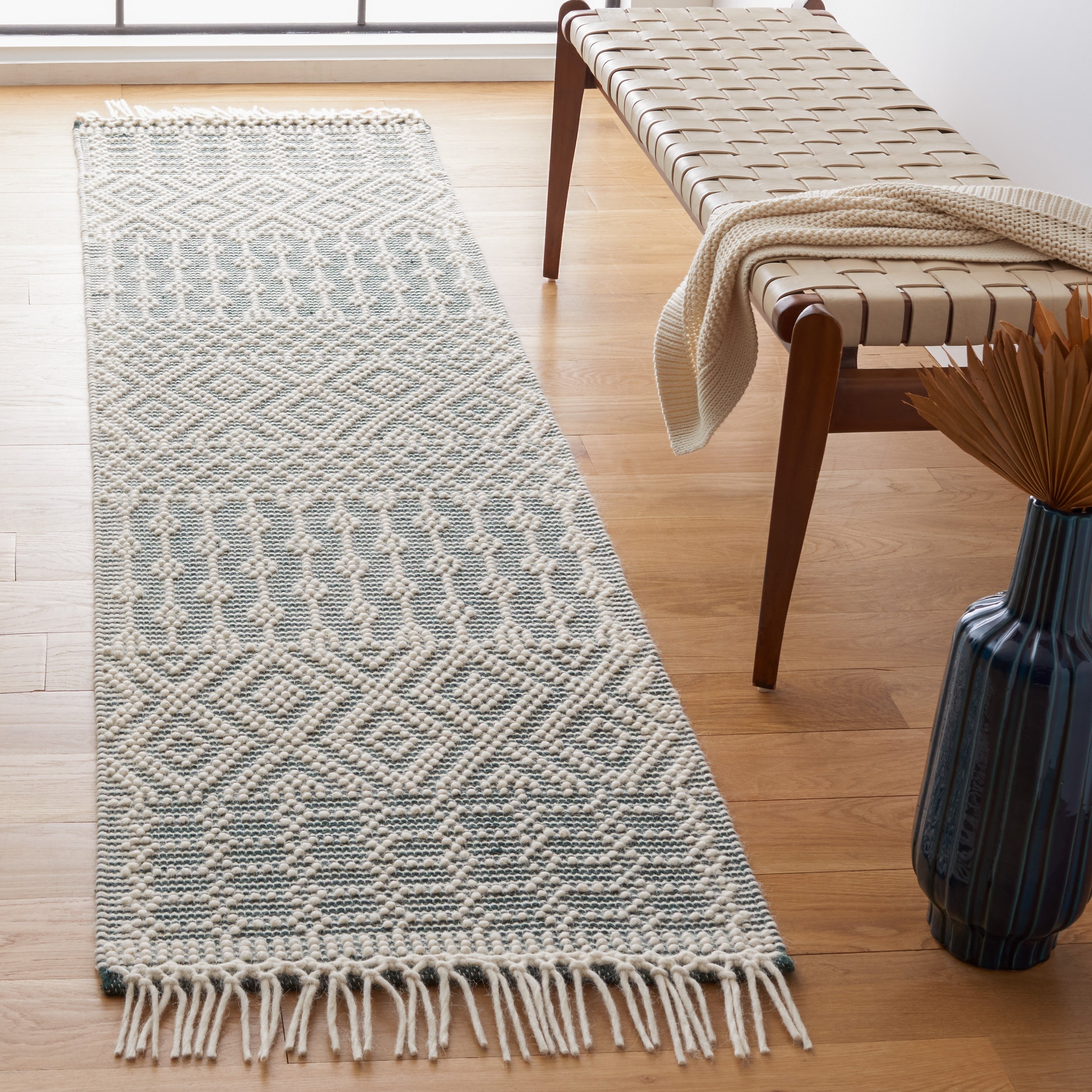 SAFAVIEH Handmade Natura Estel Wool Fringe Rug