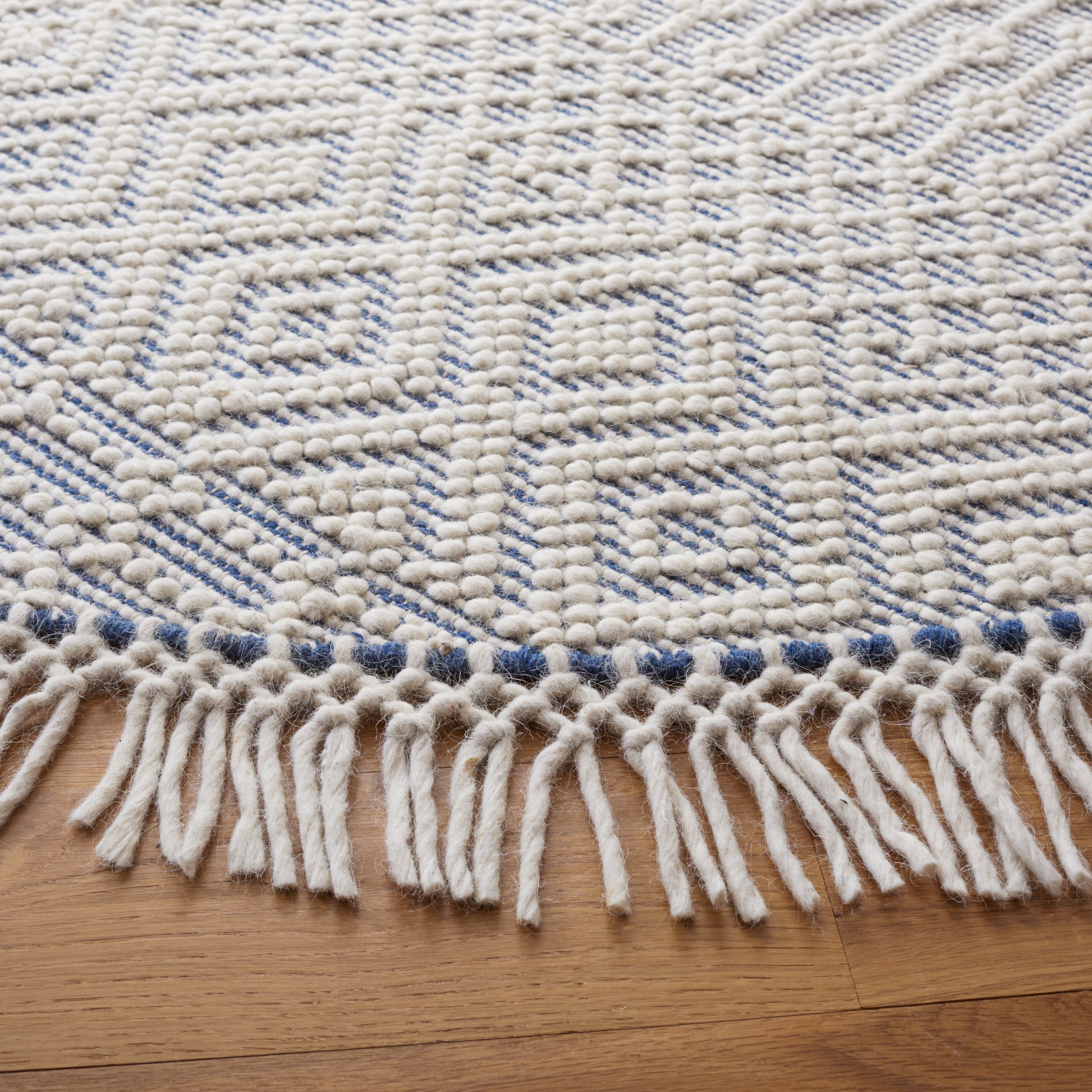 SAFAVIEH Handmade Natura Estel Wool Fringe Rug
