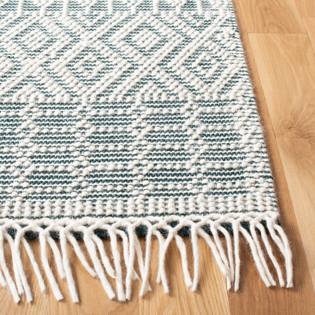 SAFAVIEH Handmade Natura Estel Wool Fringe Rug