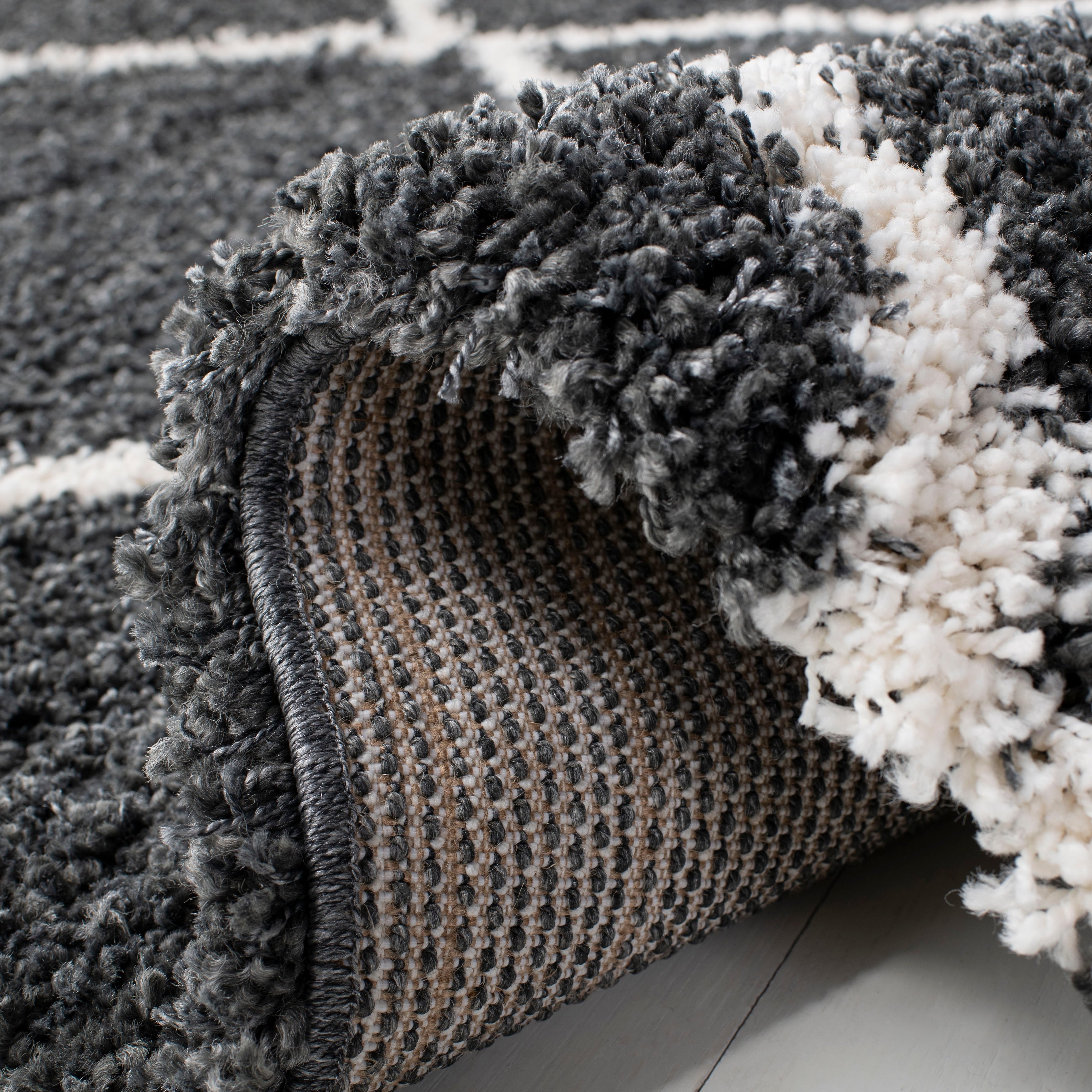 SAFAVIEH Hudson Shag Raili Diamond Trellis 2-inch Thick Rug