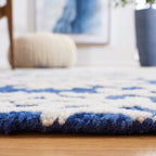 SAFAVIEH, Handmade Blossom Vesela Modern Floral Wool Rug