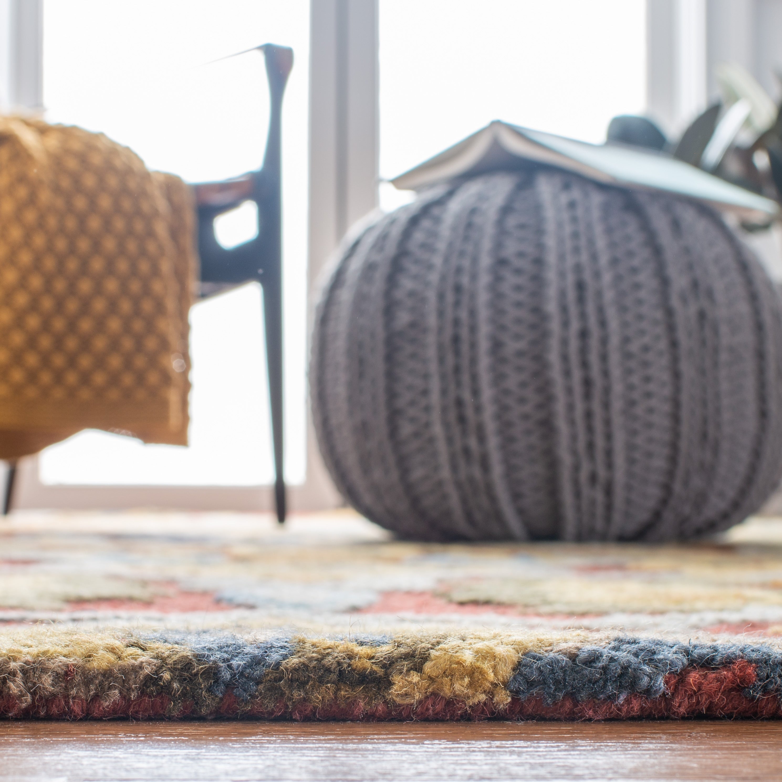 SAFAVIEH, Handmade Marietje Blossom French Country Wool Area Rug