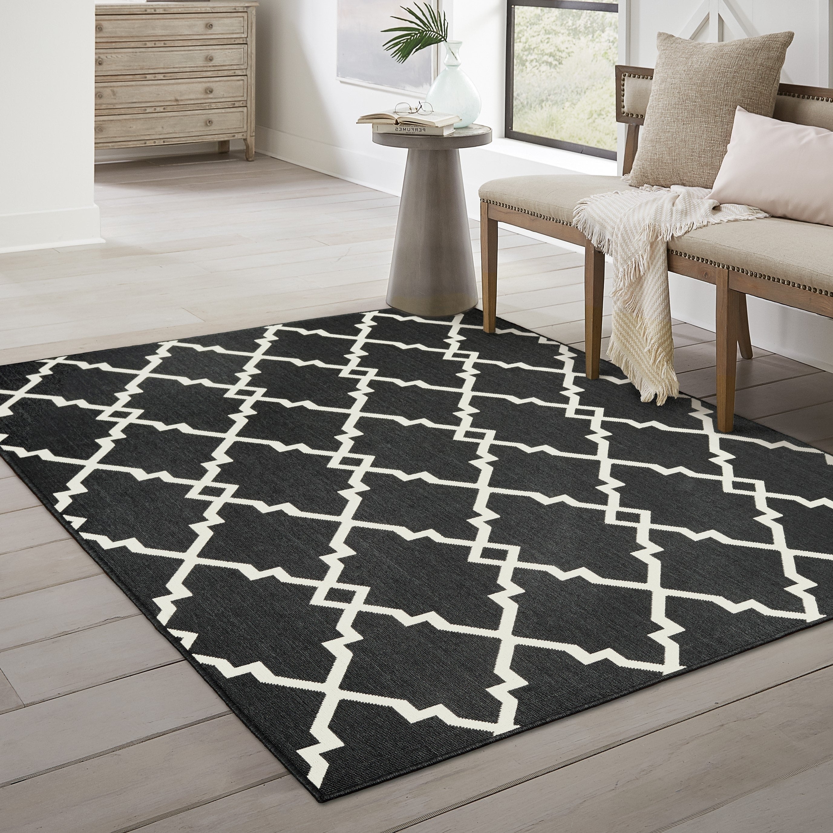 Vista Home Malta Lattice Black/ Off-White Indoor Outdoor Area Rug.