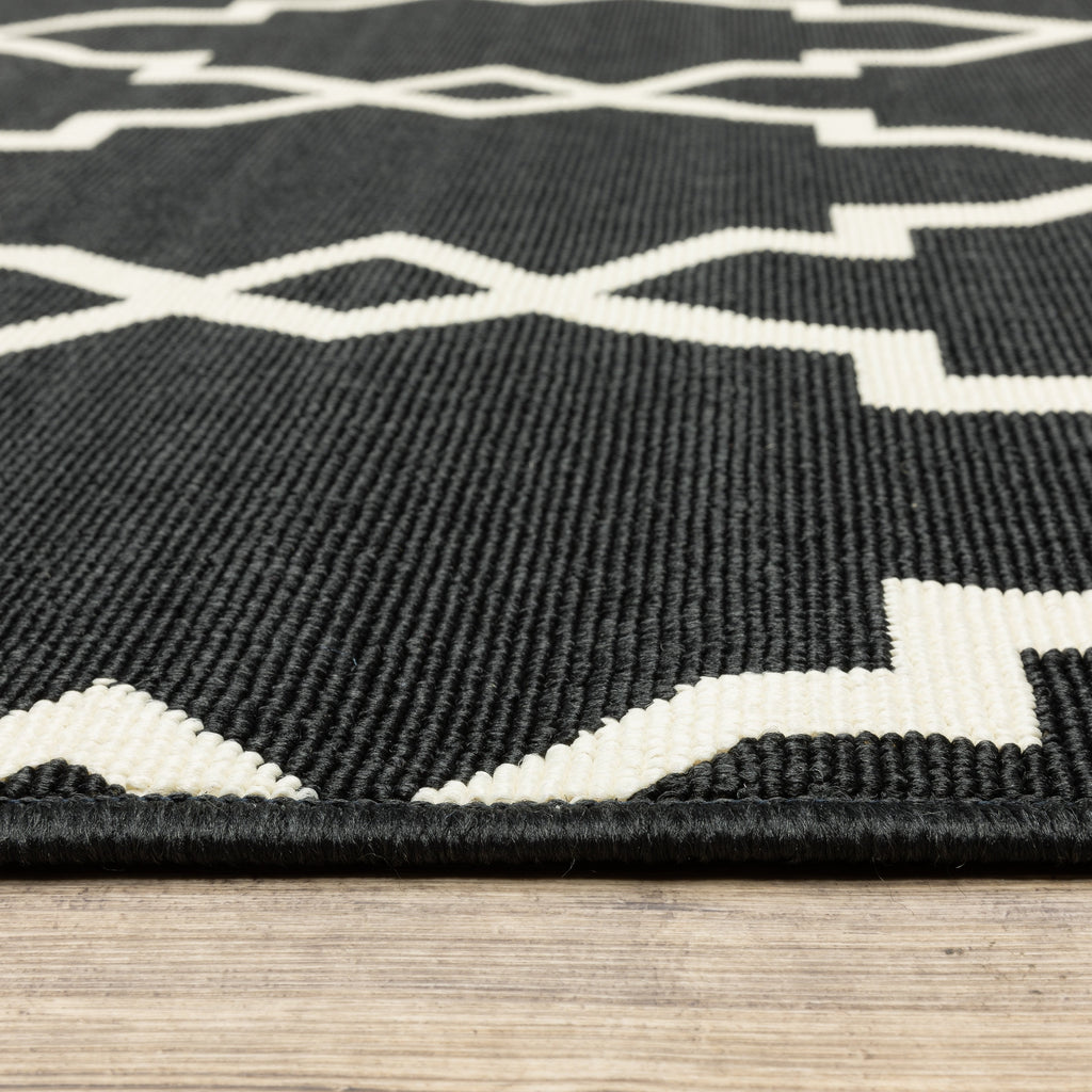 Vista Home Malta Lattice Black/ Off-White Indoor Outdoor Area Rug.