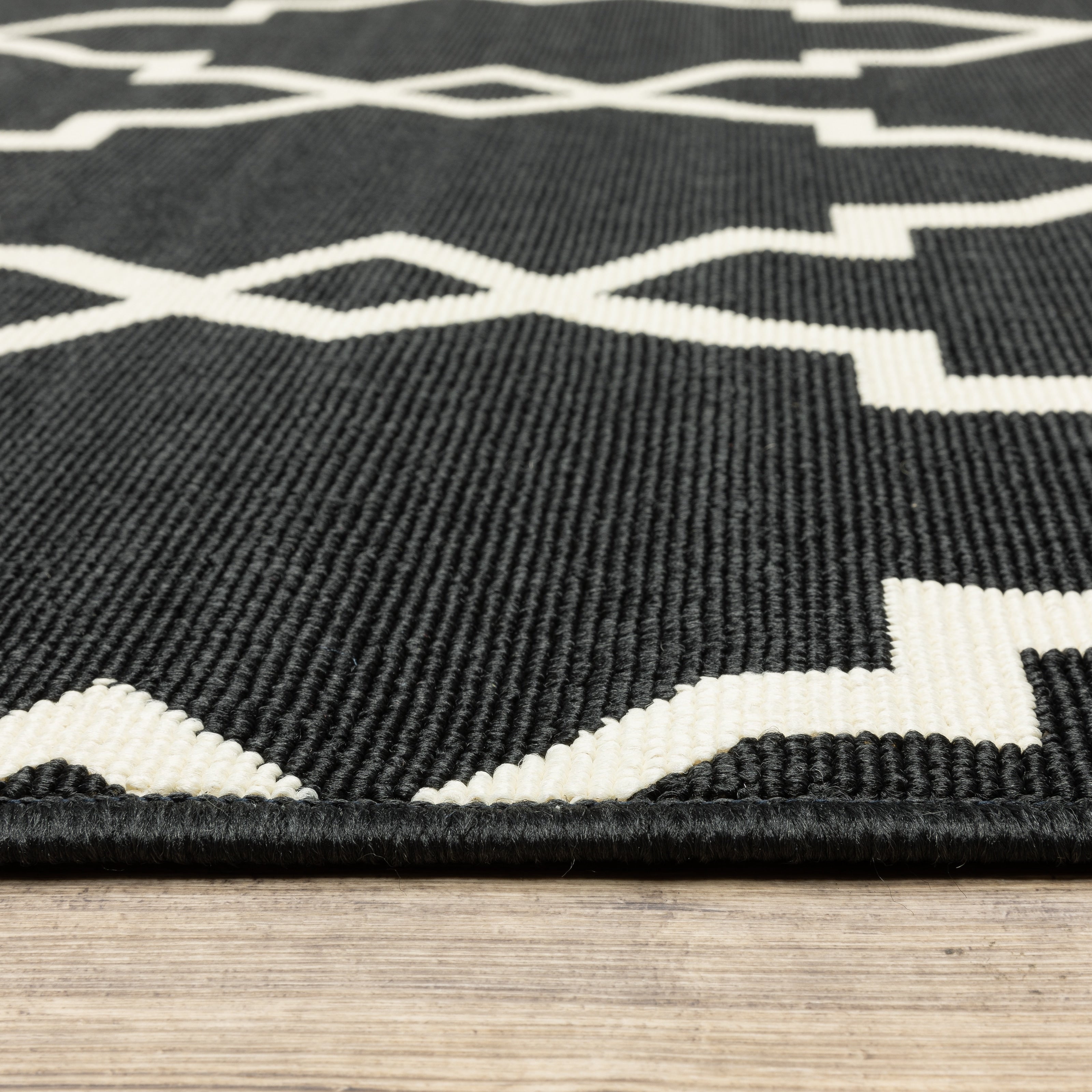 Vista Home Malta Lattice Black/ Off-White Indoor Outdoor Area Rug.